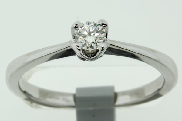 Anillo Solitario Oro Blanco 14K con Diamantes Central (.20Q) y Laterales (.06Q)