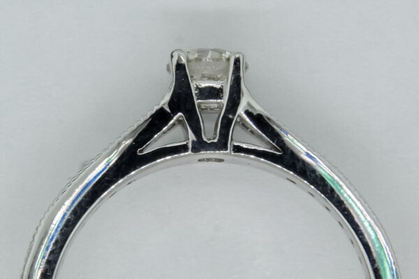 Anillo Solitario Oro Blanco 14K Central (.35Q) y Laterales (.15Q)