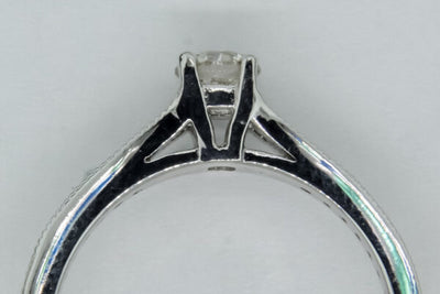 Anillo Solitario Oro Blanco 14K Central (.35Q) y Laterales (.15Q)