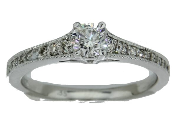 Anillo Solitario Oro Blanco 14K Central (.35Q) y Laterales (.15Q)