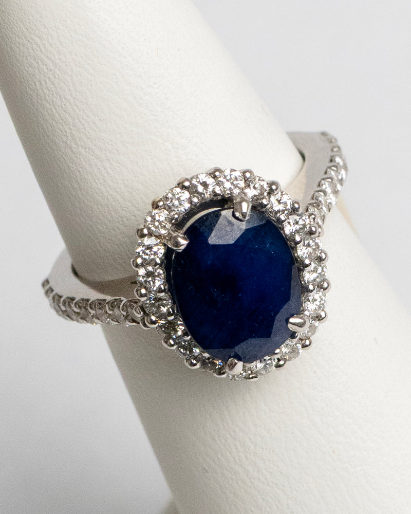 Anillo tipo lady D en oro blanco de 14K con 2.61Q de zafiro natural y 0.72Q de diamante