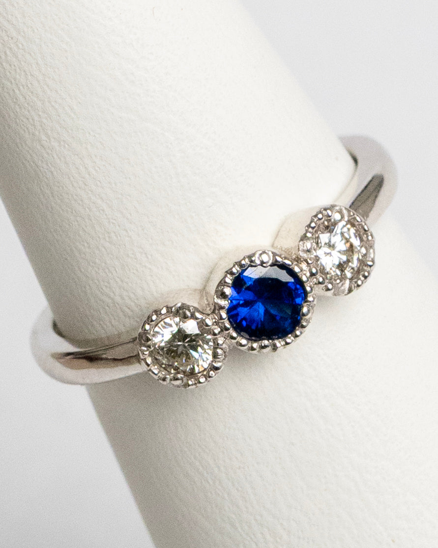 Anillo tres gemas con 0.23Q de zafiro natural y 0.17Q de diamante