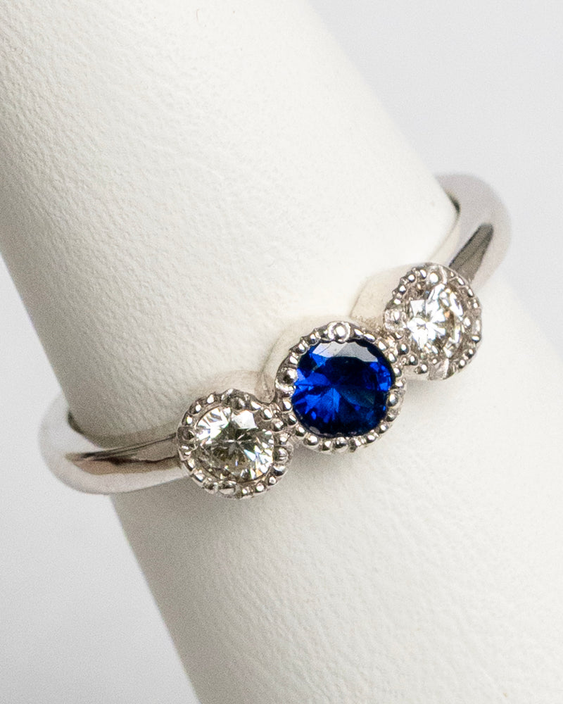 Anillo tres gemas con 0.23Q de zafiro natural y 0.17Q de diamante