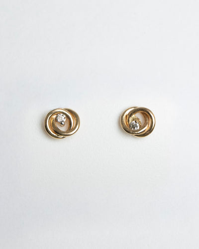 Arete para dama con diamante con montadura de 0.07Q en oro amarillo de 14K