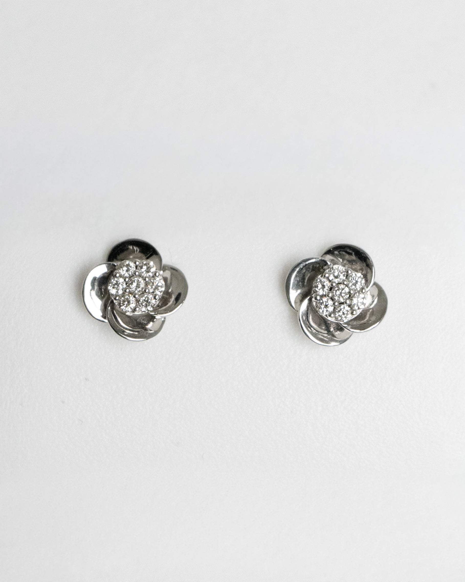 Arete para dama con diamante con montadura de 0.14Q en oro blanco de 14K