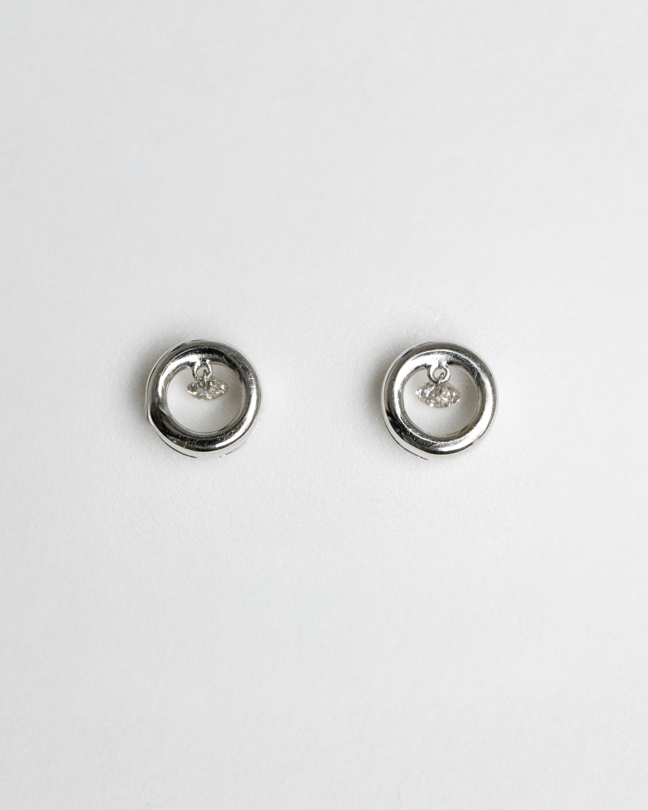 Arete para dama con Diamante con montadura de 0.17Q en oro blanco de 14K