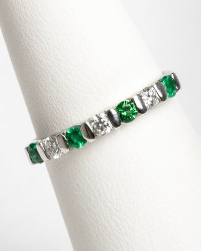 Churumbela de diamantes con esmeralda en oro blanco de 14K con 0.19Q de esmeralda y 0.18Q de diamante