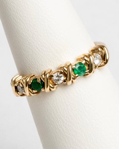 Churumbela de diamantes con esmeralda en oro amarillo de 14K con 0.08Q de esmeralda y 0.09Q de diamante_